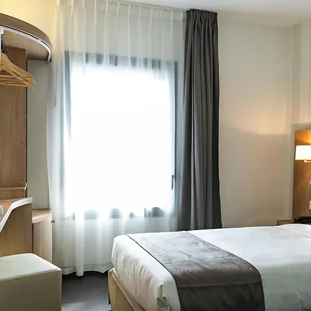 Le Pere Leon Hotel 3*