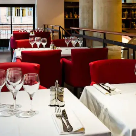 Le Père Léon Hotel