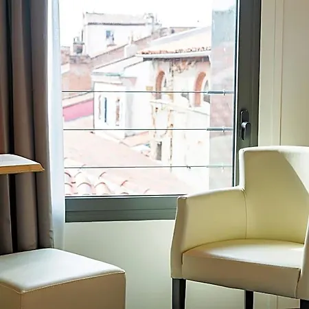 Le Pere Leon Hotel