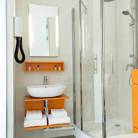 מלון Le Pere Leon 3*