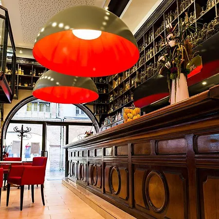 Le Pere Leon Hotel 3*