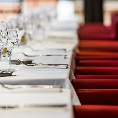 Le Pere Leon Hotel
